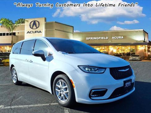 Used 2023 Chrysler Pacifica Touring-L image 1