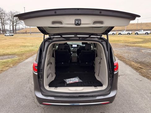 Used 2022 Chrysler Pacifica Touring-L image 17