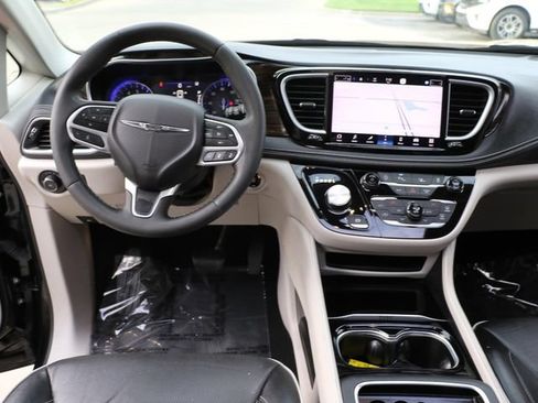 Used 2023 Chrysler Pacifica Limited FWD image 19