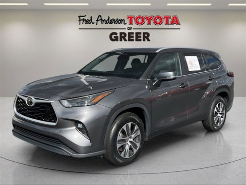 Used 2024 Toyota Highlander XLE image 1