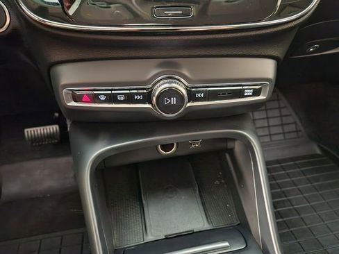 Used 2020 Volvo XC40 T4 Momentum FWD image 19