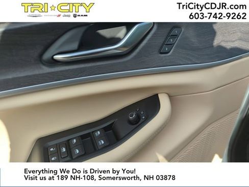 New 2025 Jeep Grand Cherokee Limited image 11