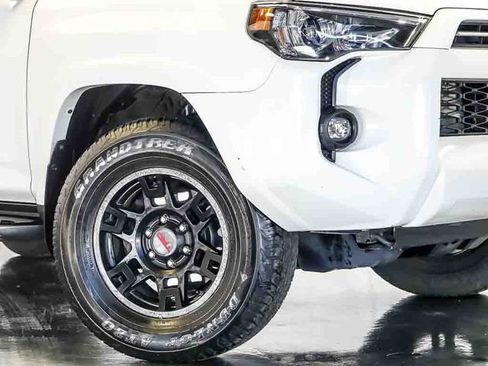 Used 2021 Toyota 4Runner SR5 Premium w/ Moonroof Package AWD/4WD image 4