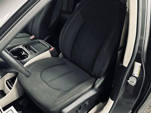 Used 2018 Chrysler Pacifica Touring Plus FWD image 19