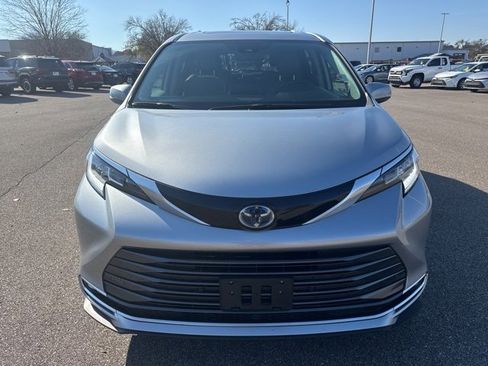Used 2023 Toyota Sienna Limited image 8