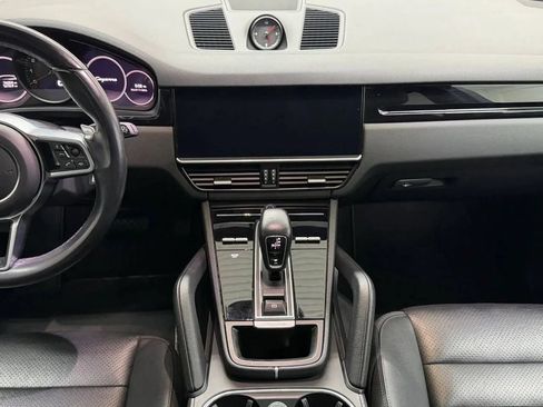 Used 2022 Porsche Cayenne AWD/4WD image 32