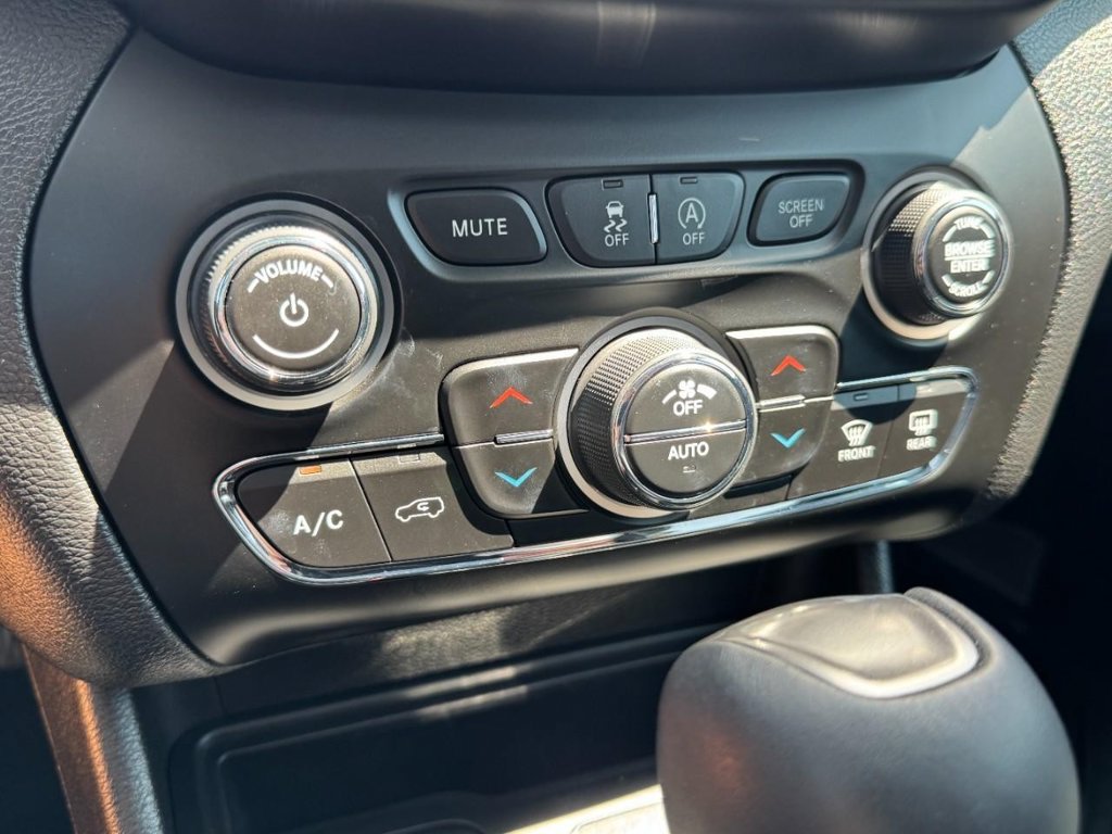 Used 2021 Jeep Cherokee Latitude Lux w/ Sun & Sound Group FWD image 19