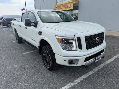 Used 2017 Nissan Titan PRO-4X AWD/4WD image 2
