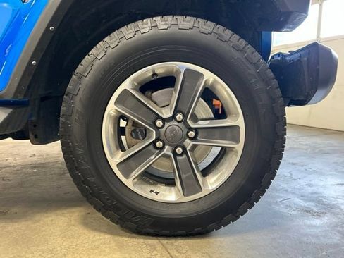 Used 2022 Jeep Wrangler Unlimited Sahara w/ Dual Top Group AWD/4WD image 11