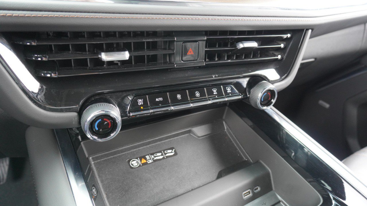 Used 2025 Chevrolet Tahoe High Country AWD/4WD image 19