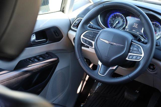 Used 2024 Chrysler Pacifica Touring-L FWD image 25