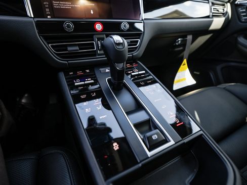 Certified 2025 Porsche Macan image 20