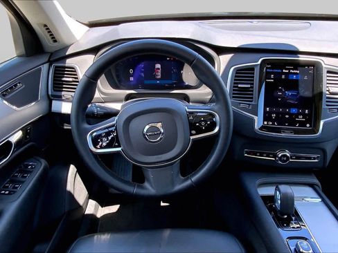 Used 2025 Volvo XC90 B5 Core AWD/4WD image 5
