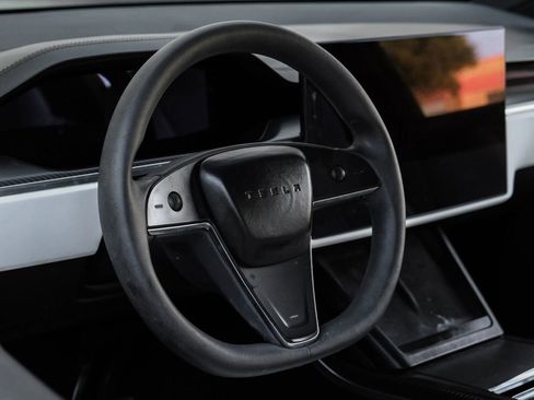 Used 2023 Tesla Model X Plaid image 24