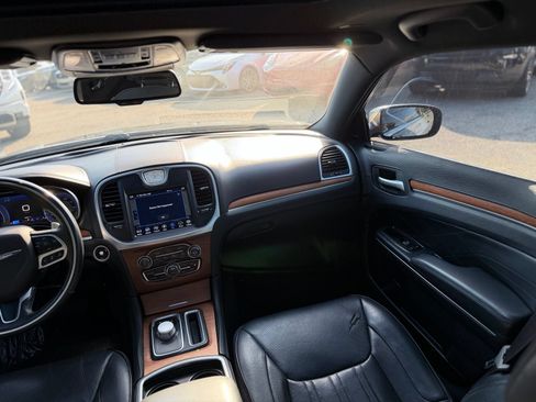 Used 2018 Chrysler 300 C w/ Safetytec Plus Group RWD image 32