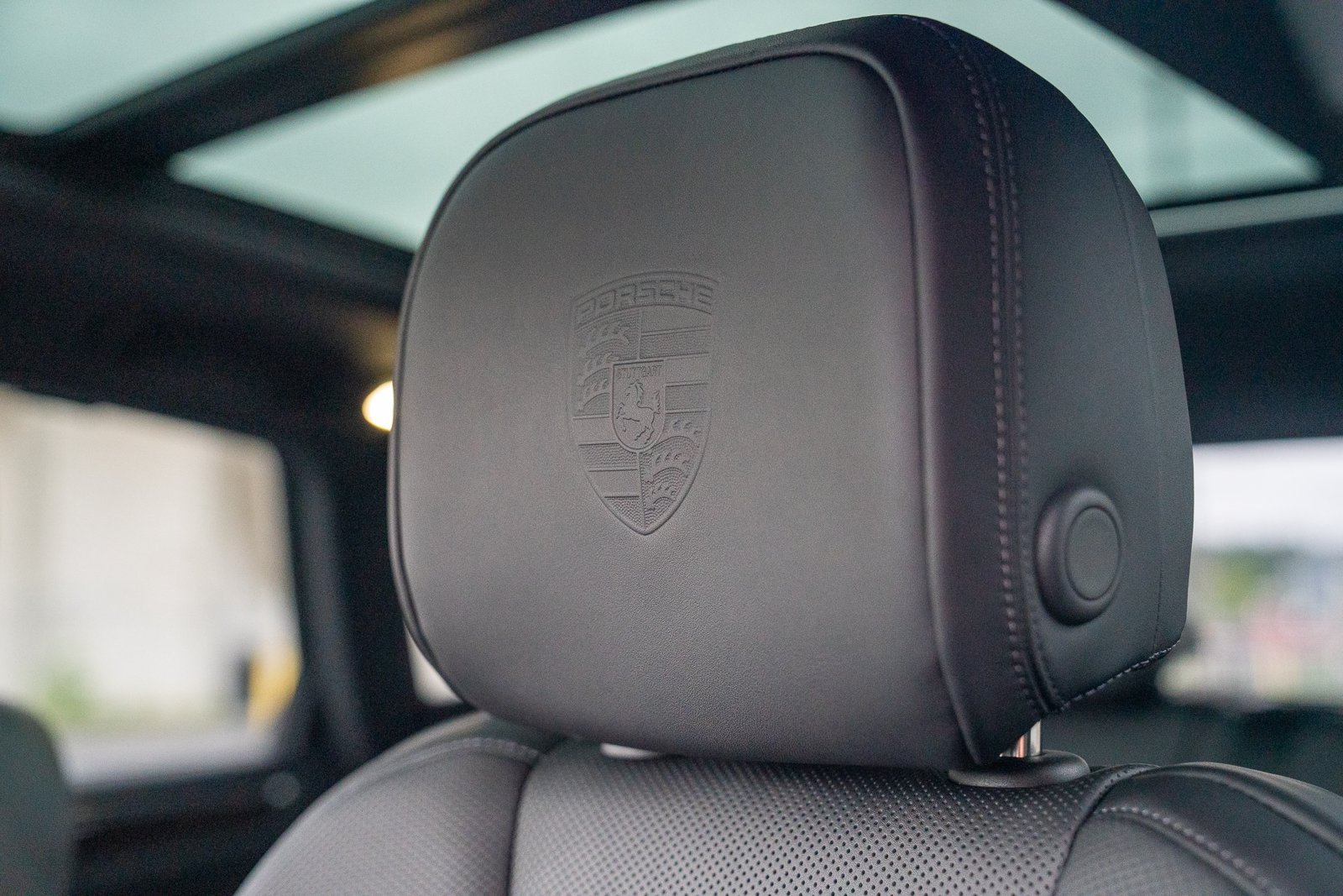 Certified 2026 Porsche Macan AWD/4WD image 13
