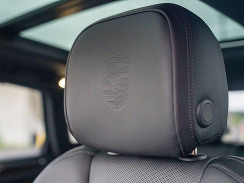 Certified 2026 Porsche Macan AWD/4WD image 13