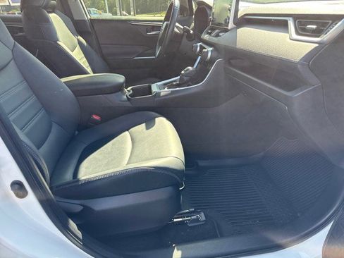 Used 2022 Toyota RAV4 XLE Premium image 9