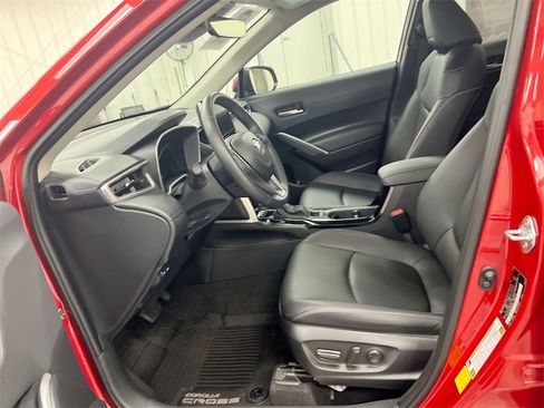 Used 2023 Toyota Corolla Cross XLE image 18