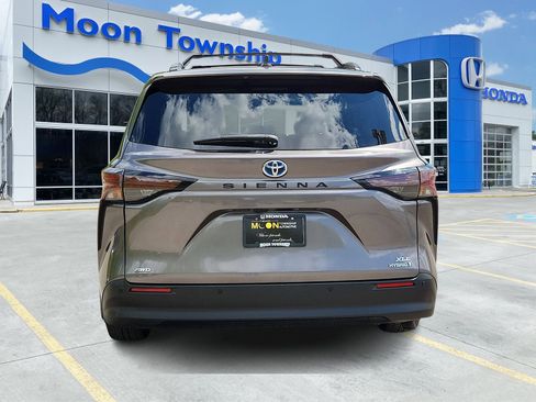 Used 2023 Toyota Sienna XLE w/ XLE Plus Package AWD/4WD image 5