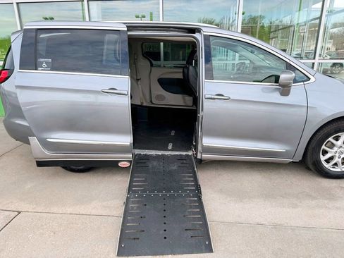 Used 2020 Chrysler Pacifica Touring-L image 10