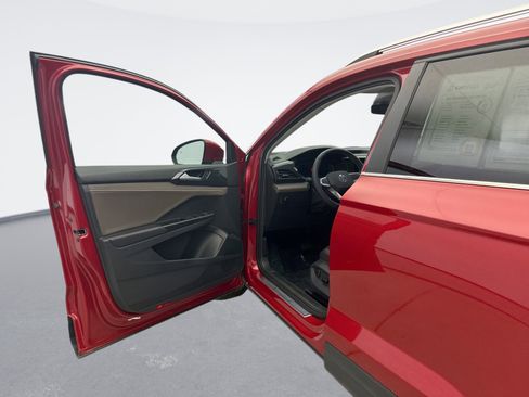 Used 2022 Volkswagen Taos SEL image 9