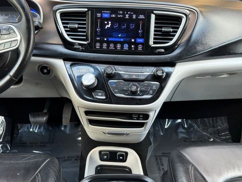 Used 2017 Chrysler Pacifica Touring-L w/ 13 Speaker Alpine Sound Group FWD image 28