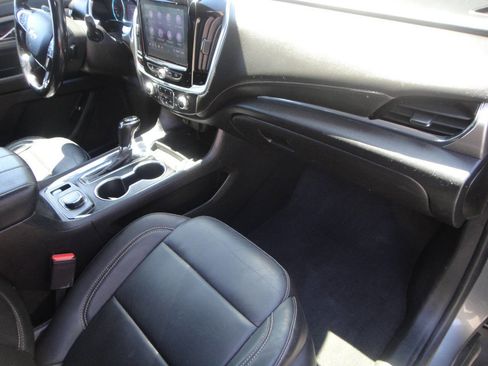 Used 2020 Chevrolet Traverse LT image 17