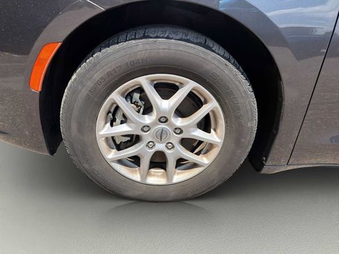 Used 2023 Chrysler Pacifica Touring-L FWD image 23