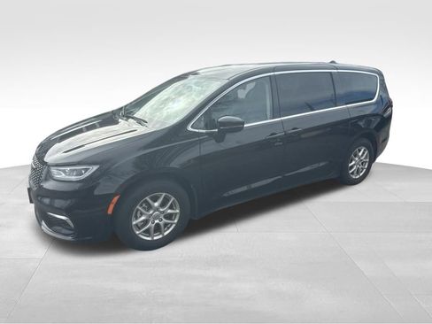 Used 2024 Chrysler Pacifica Touring-L image 11