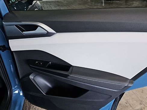 Used 2025 Volkswagen Taos SEL image 15