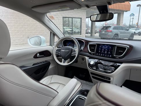 Used 2020 Chrysler Pacifica Limited image 33