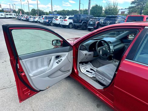 Used 2011 Toyota Camry LE image 15