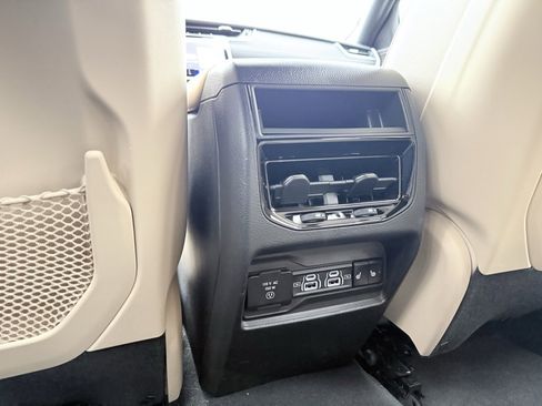 Used 2024 Jeep Grand Cherokee Limited image 26