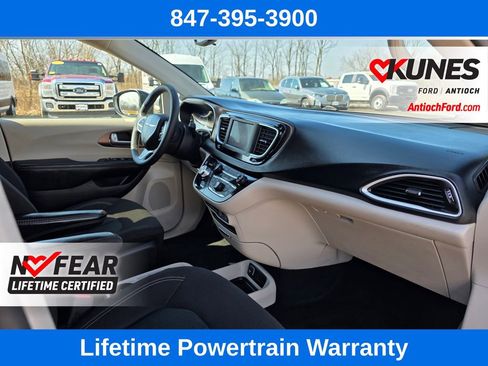 Used 2023 Chrysler Voyager LX image 32