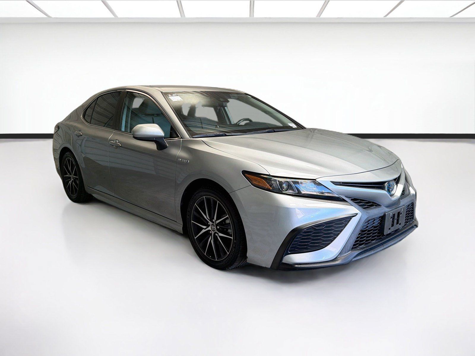 Used 2021 Toyota Camry SE FWD image 3