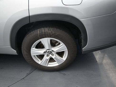 Used 2023 Toyota Highlander LE FWD image 16