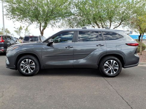 Used 2023 Toyota Highlander XLE FWD image 2