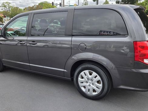 Used 2018 Dodge Grand Caravan SE w/ UConnect Hands-Free Group FWD image 12