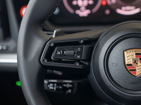 Used 2025 Porsche Cayenne image 7