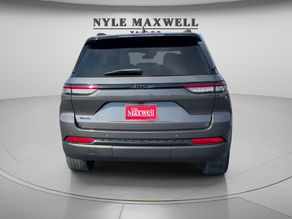 Used 2023 Jeep Grand Cherokee Altitude AWD/4WD image 6