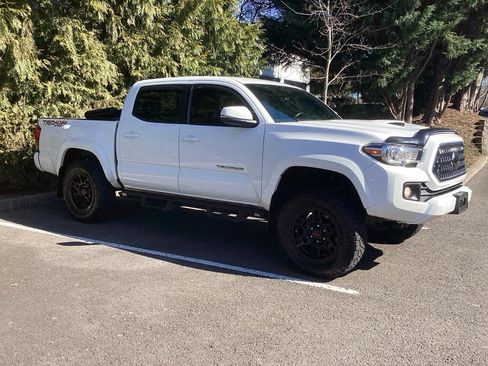Used 2018 Toyota Tacoma TRD Sport w/ Technology Package image 9