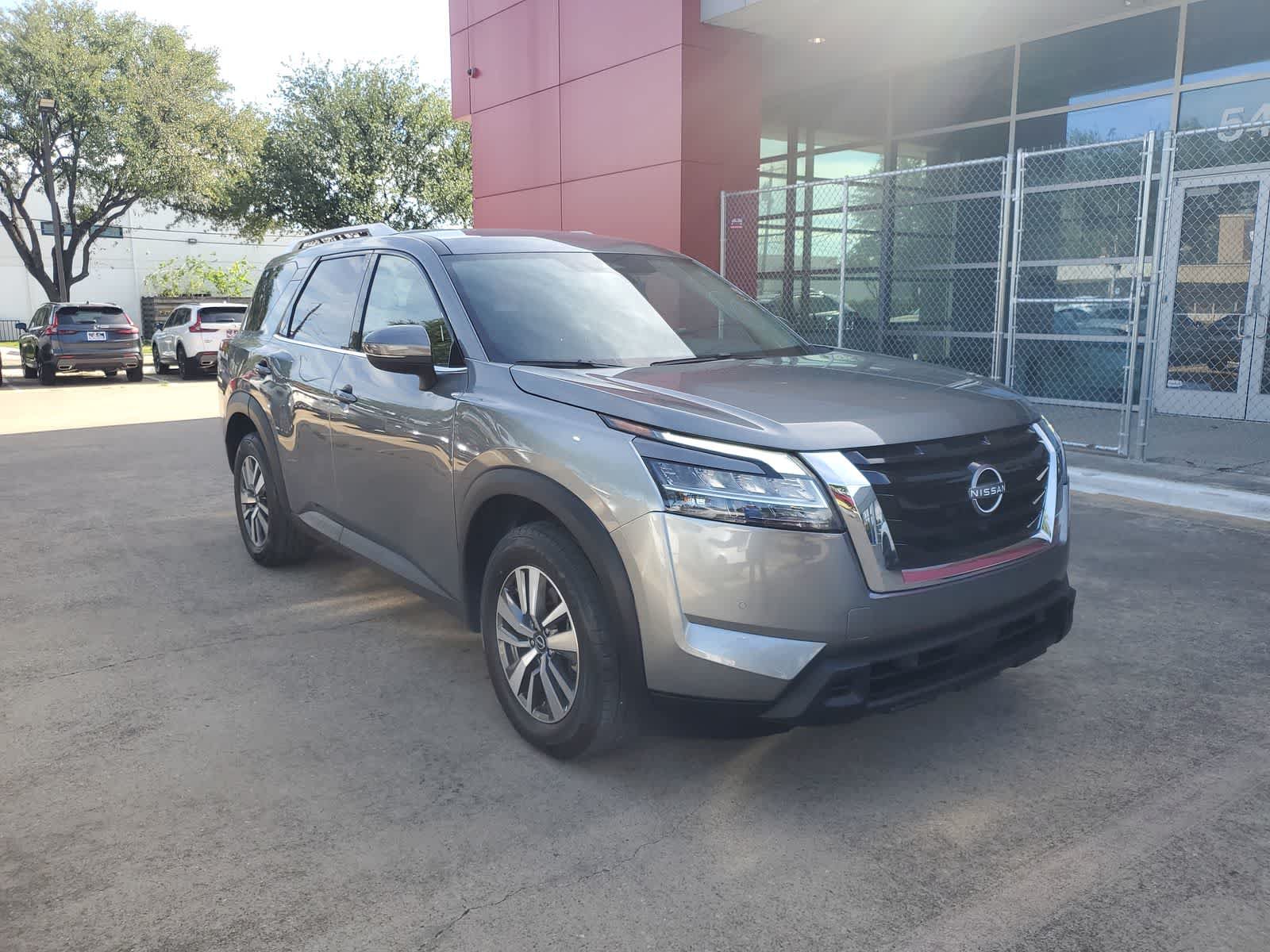 Used 2025 Nissan Pathfinder SL FWD image 9