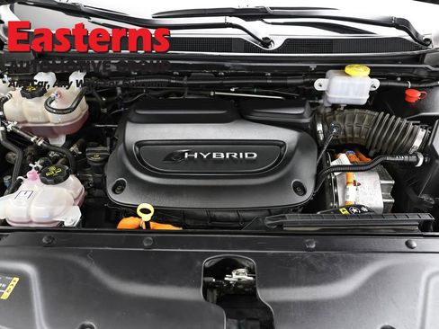 Used 2023 Chrysler Pacifica Touring-L image 7