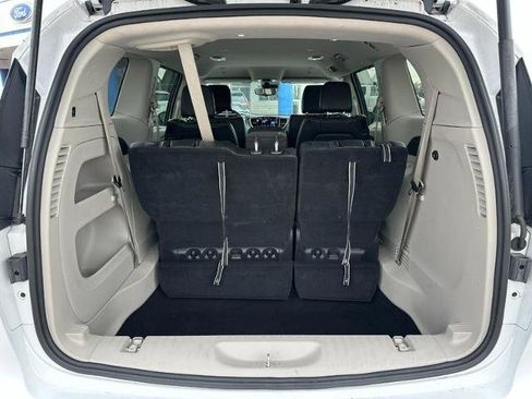 Used 2024 Chrysler Pacifica Touring-L image 5