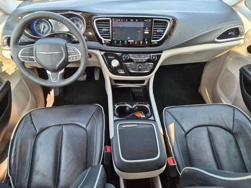 Used 2023 Chrysler Pacifica Limited FWD image 29