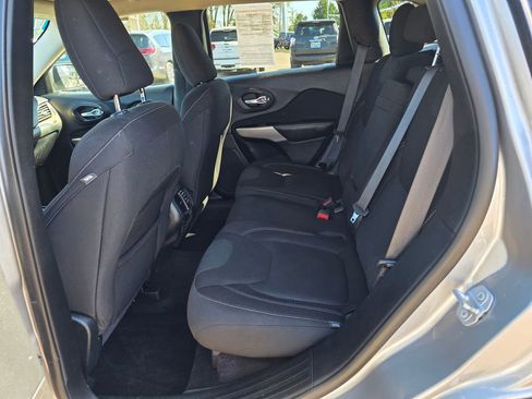 Used 2017 Jeep Cherokee Latitude w/ Comfort/Convenience Group image 11