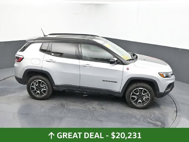 Used 2025 Jeep Compass Trailhawk AWD/4WD image 38