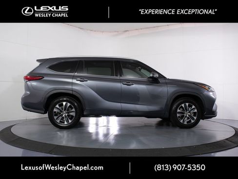 Used 2020 Toyota Highlander XLE FWD image 4
