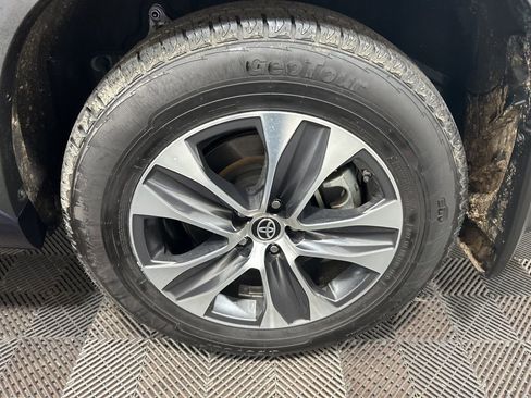 Used 2024 Toyota Highlander AWD image 31